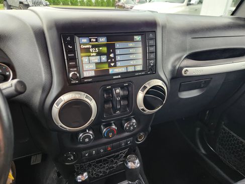 Used 2016 Jeep Wrangler Unlimited Sahara w/ Dual Top Group AWD/4WD image 25