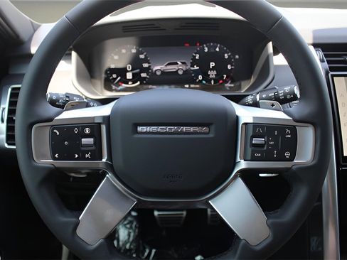New 2025 Land Rover Discovery Dynamic SE image 18