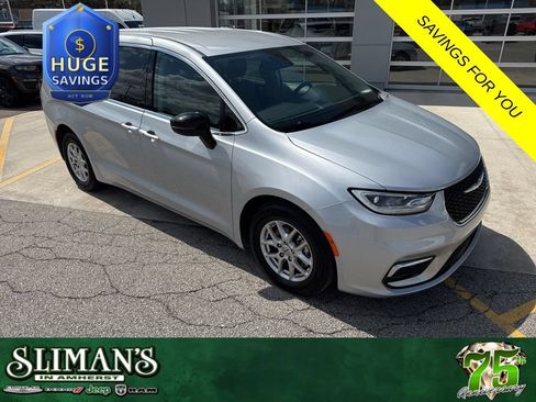 Used 2024 Chrysler Pacifica Touring-L FWD image 1