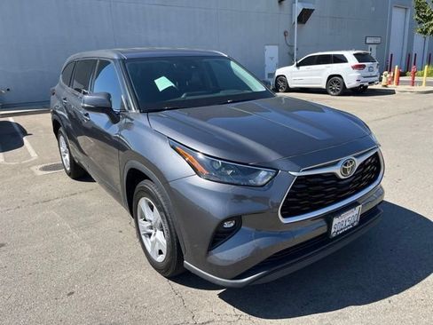 Used 2022 Toyota Highlander LE FWD image 2