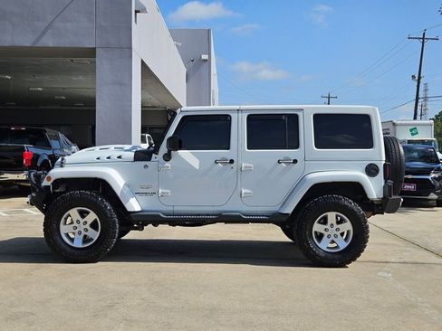 Used 2015 Jeep Wrangler Unlimited Sahara w/ Connectivity Group AWD/4WD image 9