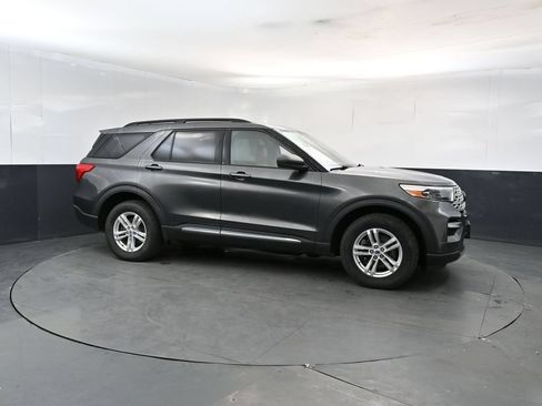 Used 2020 Ford Explorer XLT w/ Equipment Group 202A AWD/4WD image 7