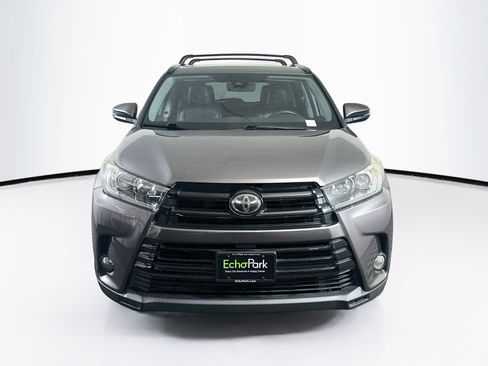 Used 2018 Toyota Highlander SE FWD image 2