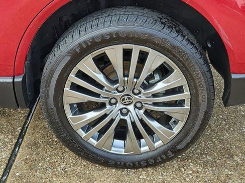 Used 2022 Toyota Venza LE image 29