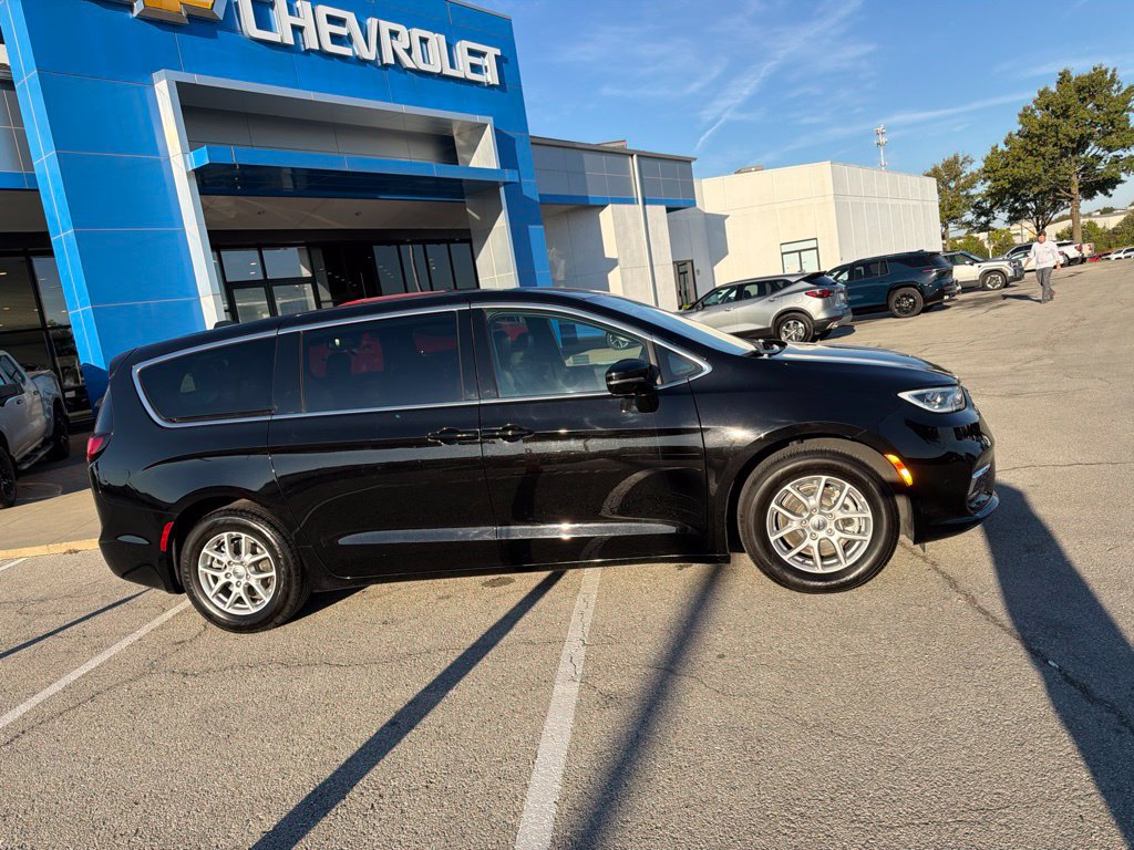 Used 2025 Chrysler Pacifica Select FWD image 2