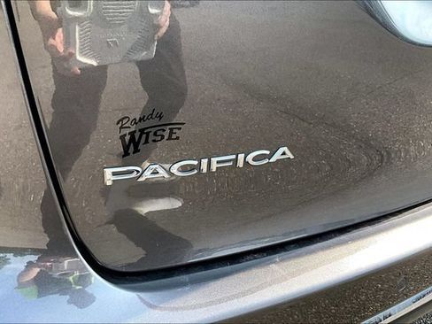 Used 2023 Chrysler Pacifica Touring-L FWD image 8