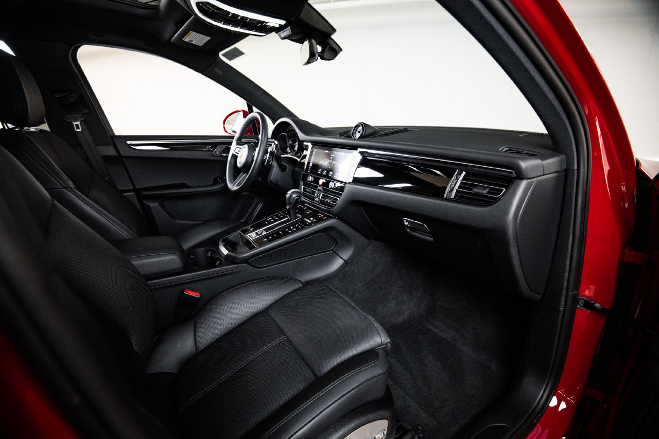 Certified 2026 Porsche Macan AWD/4WD image 28