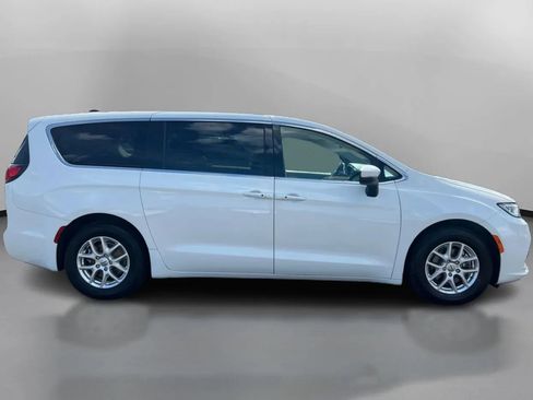 Used 2023 Chrysler Pacifica Touring-L FWD image 7