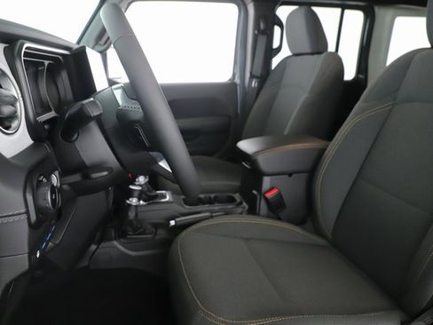 Used 2025 Jeep Wrangler Unlimited Sahara image 12