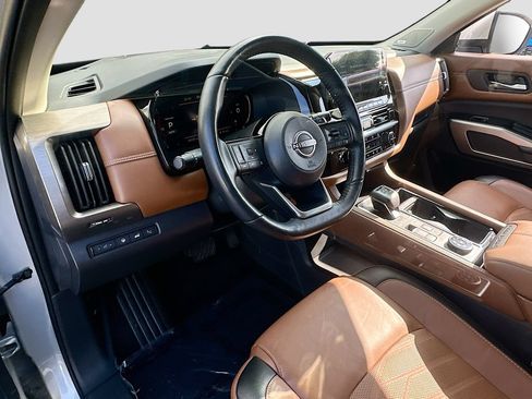 Used 2023 Nissan Pathfinder Platinum w/ Cargo Package AWD/4WD image 9
