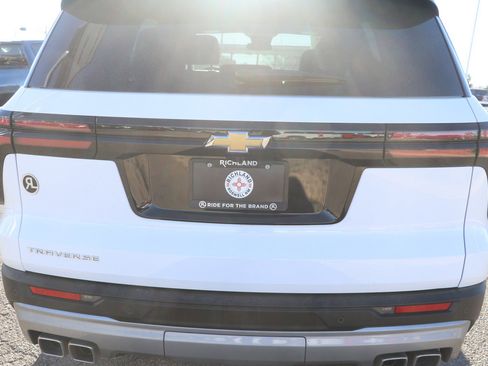 Used 2025 Chevrolet Traverse LT image 6