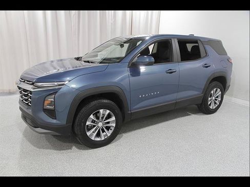 Used 2026 Chevrolet Equinox LT FWD image 3