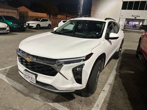 Used 2025 Chevrolet Trax LT FWD image 3