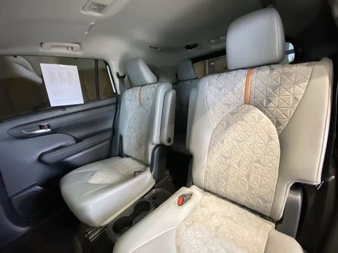 Used 2022 Toyota Highlander Bronze Edition AWD/4WD image 24