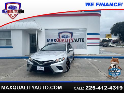 Used 2018 Toyota Camry SE image 1