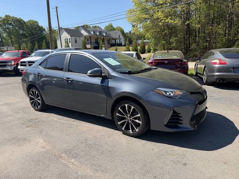 Used 2019 Toyota Corolla SE w/ SE Premium Package FWD image 3