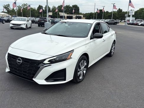 Used 2025 Nissan Altima 2.5 S FWD image 9