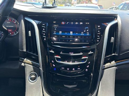 Used 2017 Cadillac Escalade Platinum AWD/4WD image 12