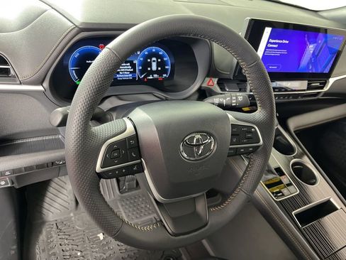 Used 2025 Toyota Sienna XLE Woodland Edition image 29