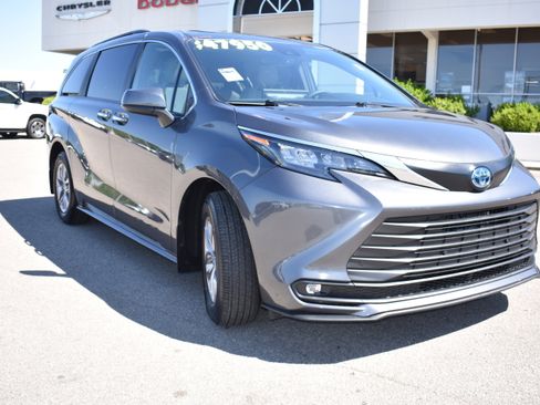 Used 2025 Toyota Sienna XLE FWD image 3