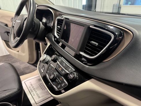 Used 2018 Chrysler Pacifica Touring-L FWD image 18