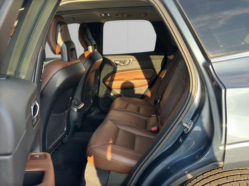 Used 2018 Volvo XC60 T5 Momentum w/ Convenience Package image 14