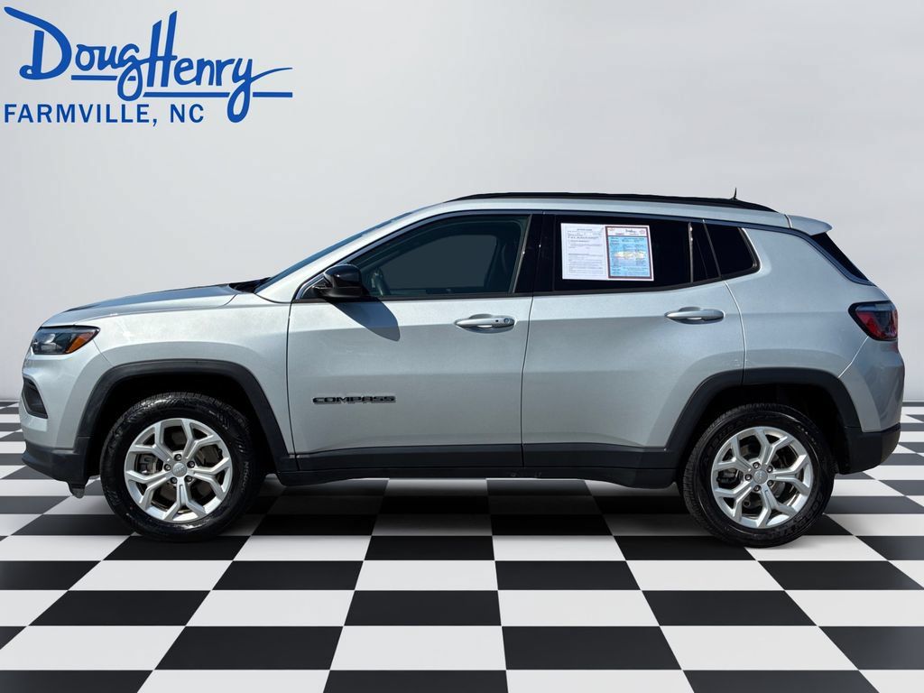 Used 2024 Jeep Compass Latitude AWD/4WD image 2