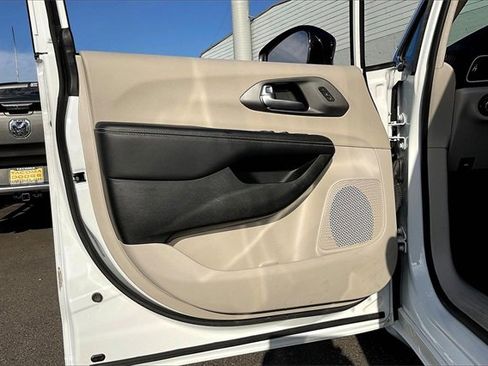 Used 2024 Chrysler Pacifica Touring-L image 23