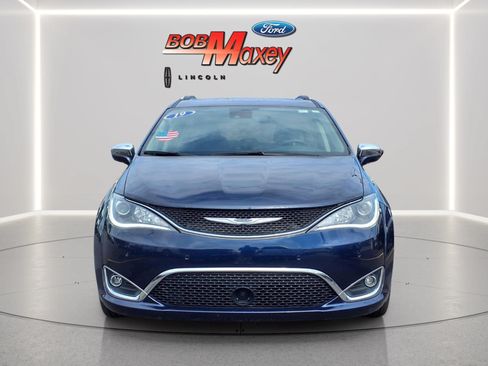 Used 2019 Chrysler Pacifica Limited w/ Tire & Wheel Group FWD image 2