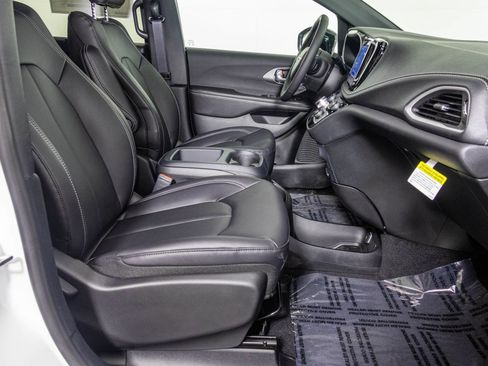 New 2026 Chrysler Pacifica Select AWD/4WD image 40