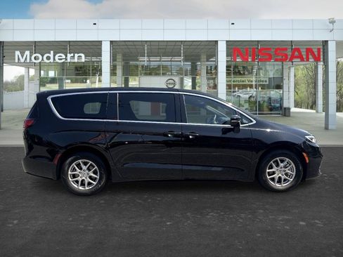 Used 2025 Chrysler Pacifica Select FWD image 6