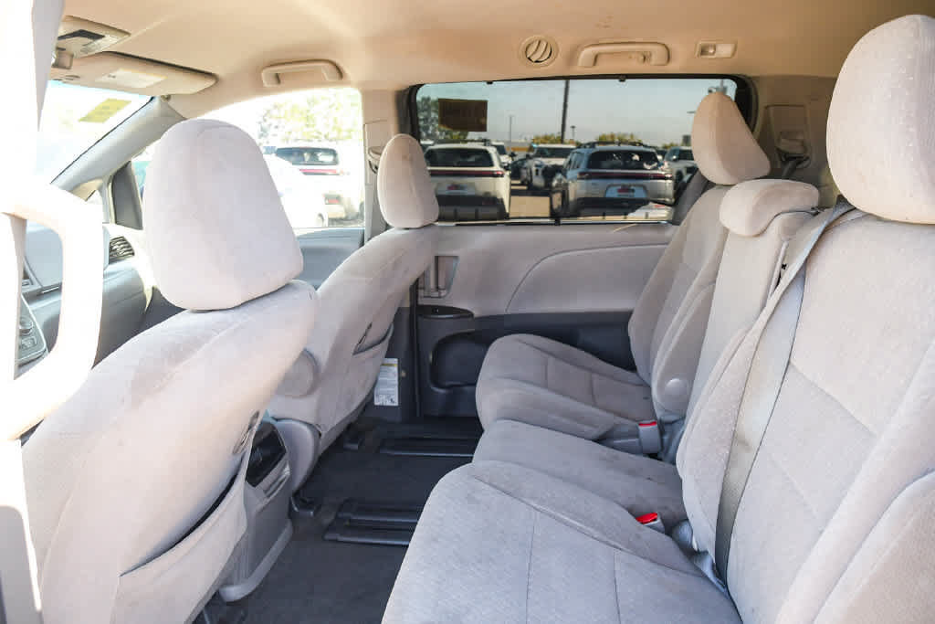 Used 2017 Toyota Sienna LE FWD image 17