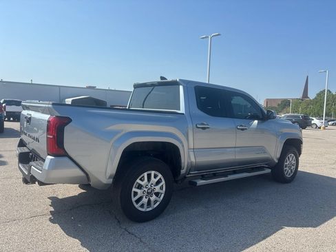 Used 2025 Toyota Tacoma SR5 AWD/4WD image 4