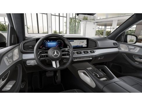 Used 2024 Mercedes-Benz GLS 580 4MATIC image 3