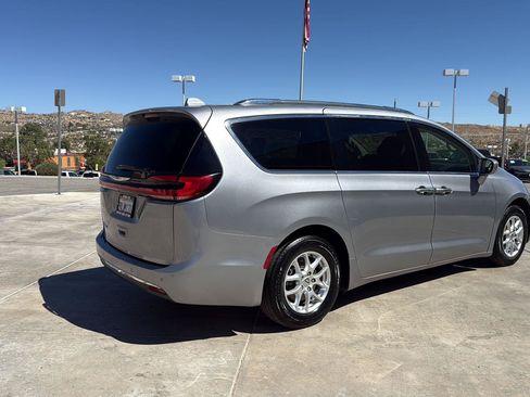 Used 2021 Chrysler Pacifica Touring-L FWD image 7
