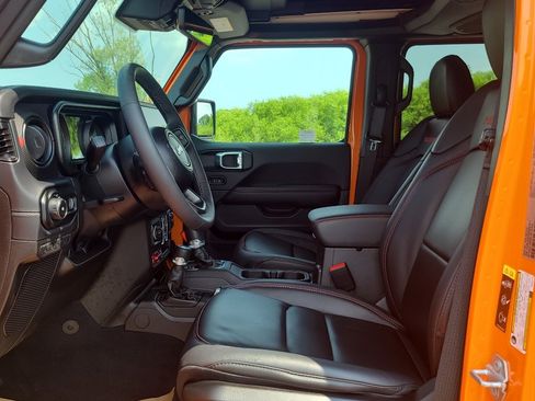 Used 2025 Jeep Wrangler Unlimited Rubicon AWD/4WD image 14
