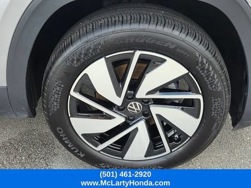 Used 2025 Volkswagen Atlas SE FWD image 18