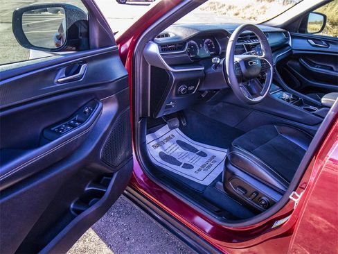 Used 2024 Jeep Grand Cherokee Altitude image 25