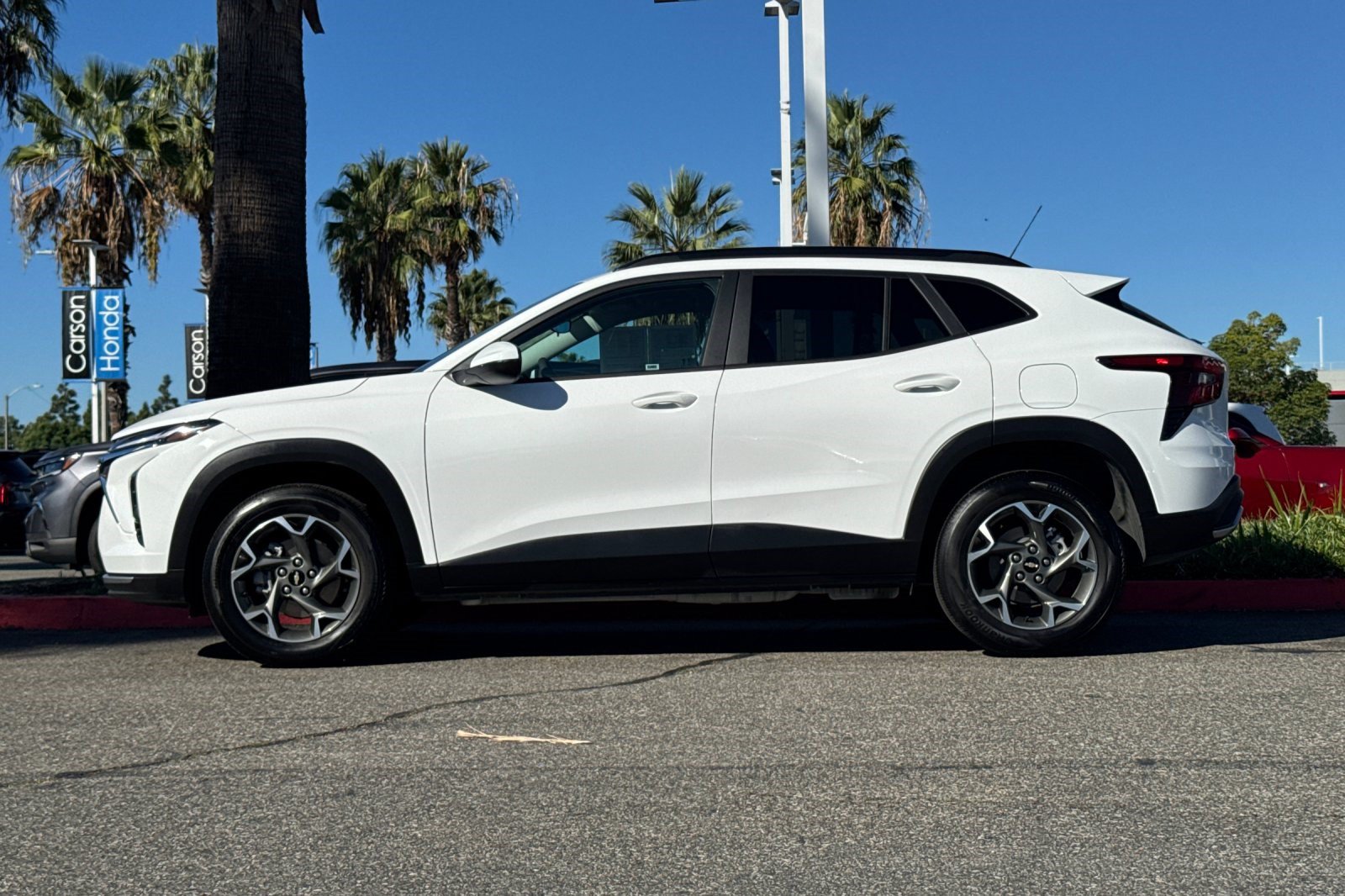Used 2025 Chevrolet Trax LT FWD image 2