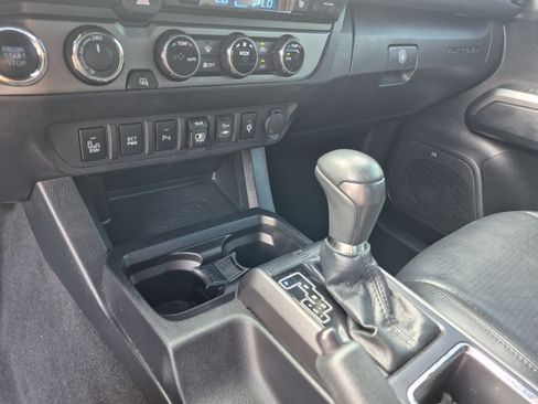 Used 2018 Toyota Tacoma TRD Sport AWD/4WD image 12