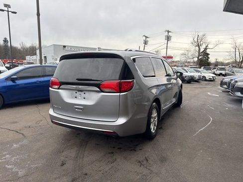 Used 2020 Chrysler Pacifica Touring-L image 2