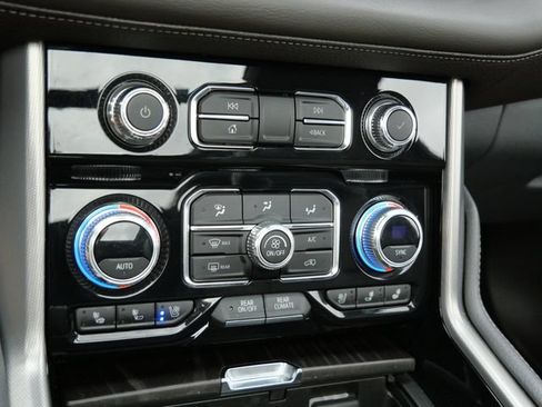 Used 2023 GMC Yukon XL Denali AWD/4WD image 22