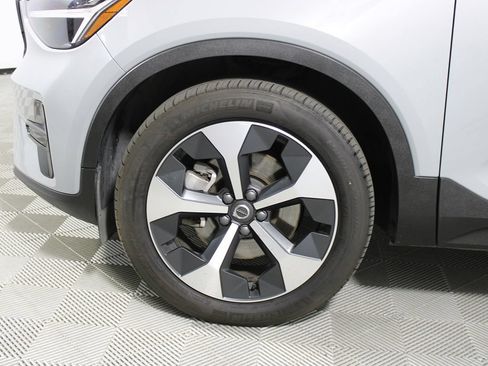 Used 2024 Volvo XC40 B5 Core AWD/4WD image 4