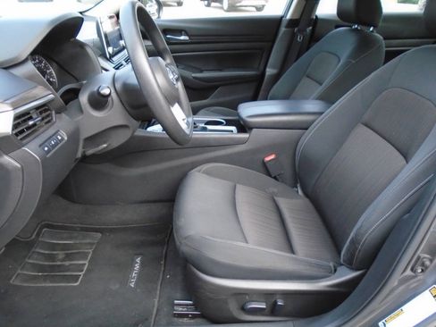 Used 2024 Nissan Altima 2.5 SV FWD image 9