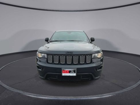 Used 2017 Jeep Grand Cherokee Altitude image 3