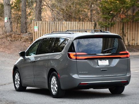 Used 2022 Chrysler Pacifica Touring-L image 5