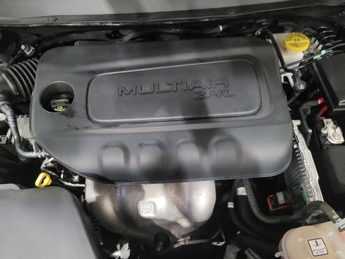 Used 2019 Jeep Cherokee Latitude w/ Cold Weather Group image 30