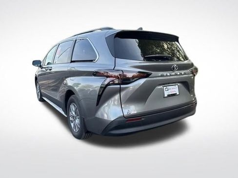 New 2026 Toyota Sienna XLE FWD image 3