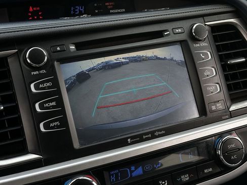 Used 2019 Toyota Highlander XLE image 19