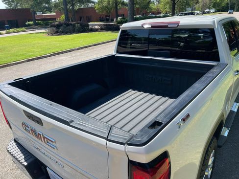 Used 2021 GMC Sierra 1500 SLT w/ SLT Premium Plus Package AWD/4WD image 15